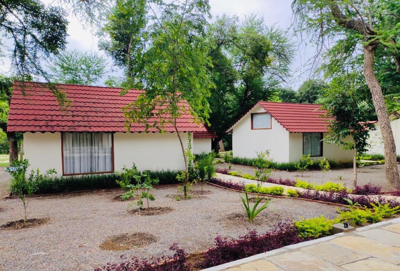 אודייפור Aranya Vilas - A Nature Resort מראה חיצוני תמונה